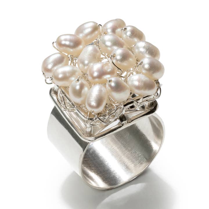 Vierkante cocktailring met gehaakte parel voor wholesale door Uncommon Threads Studio