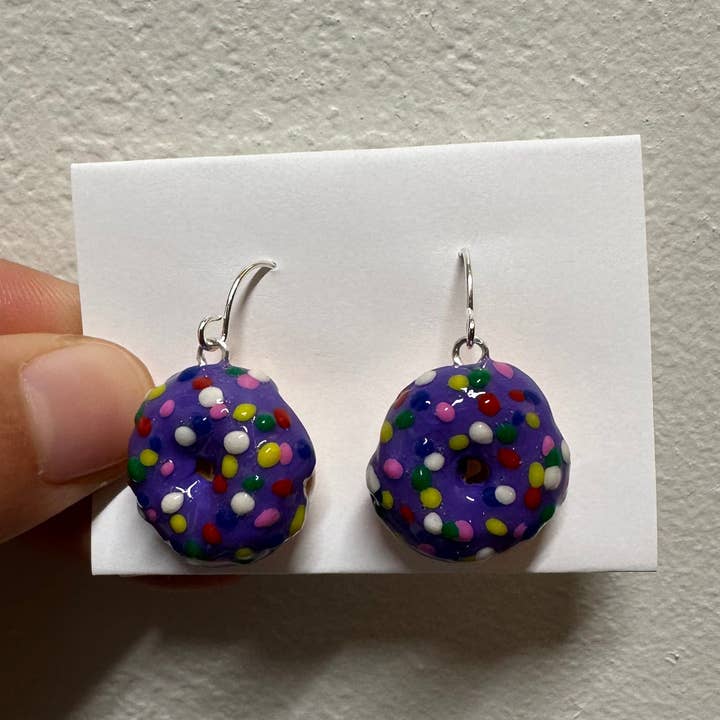 Orecchini in argilla polimerica Purple Donut per la vendita all'ingrosso da parte di Amanda Beth Studio