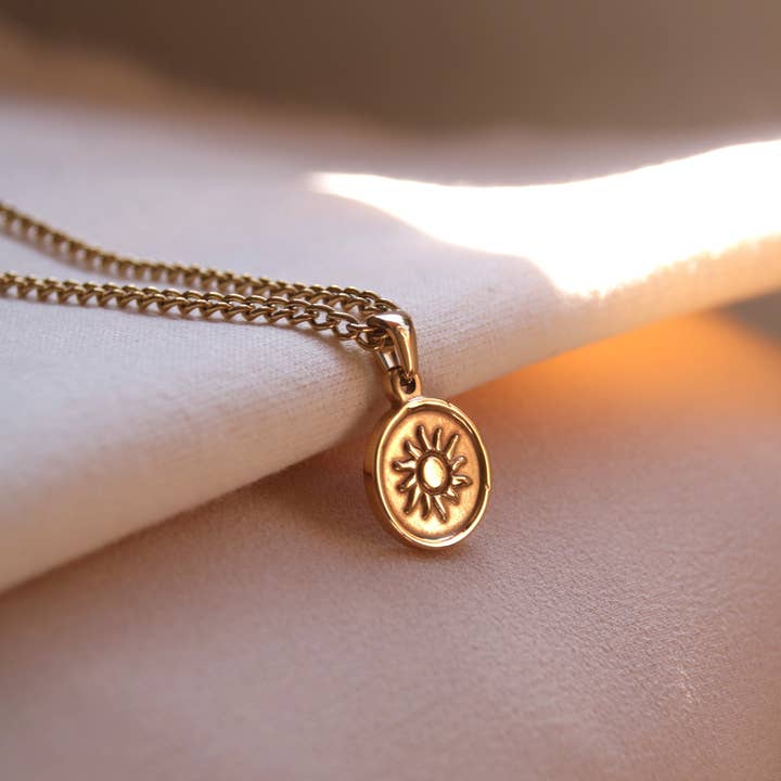 Forgyldt halskæde med solvedhæng og solmønt for engroshandel hos Positiva Jewelry