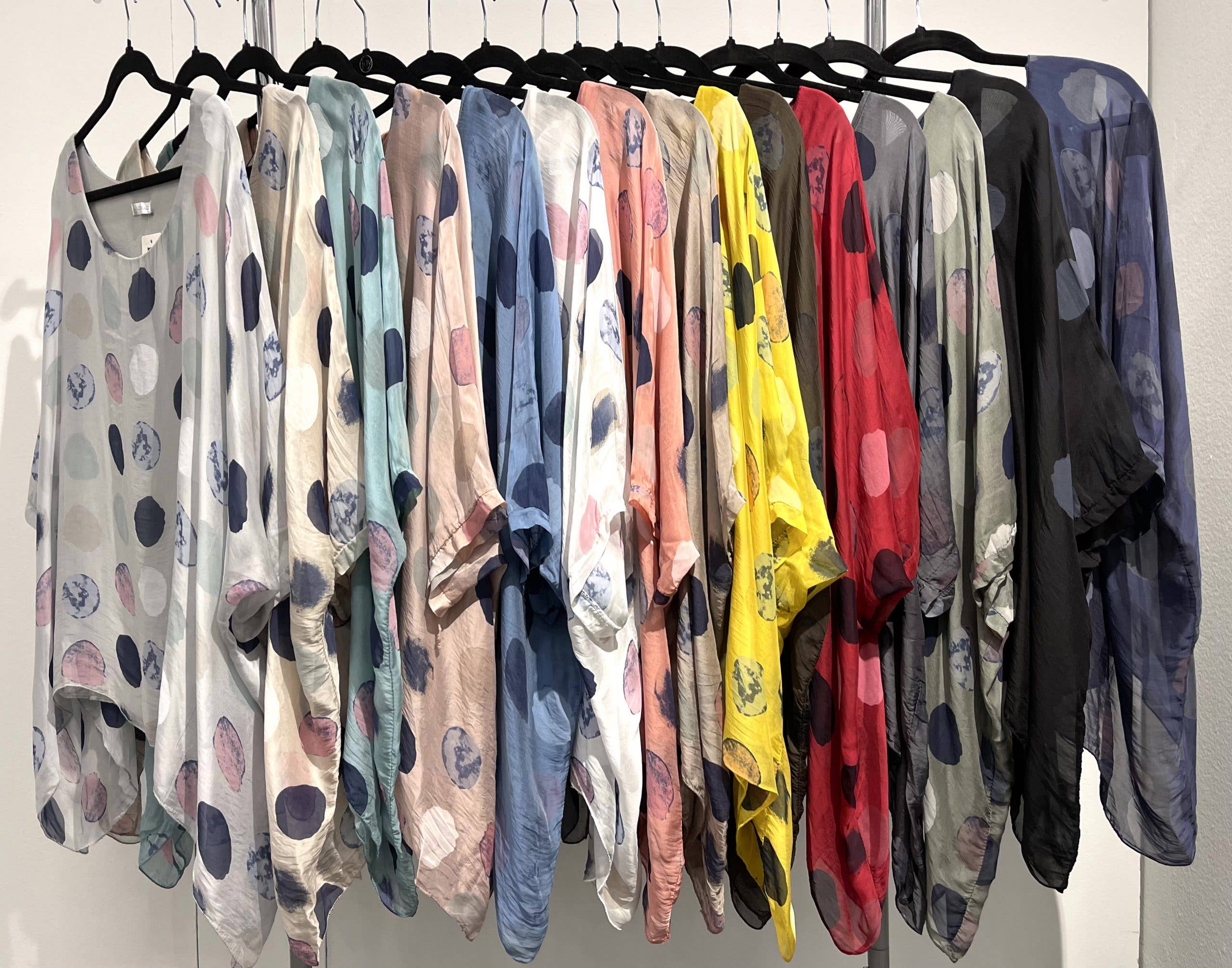 Dance in Paris - Vendita all'ingrosso Camicetta - Donna - Seta Fluttuante Italiana di Alta Qualità con Pois1