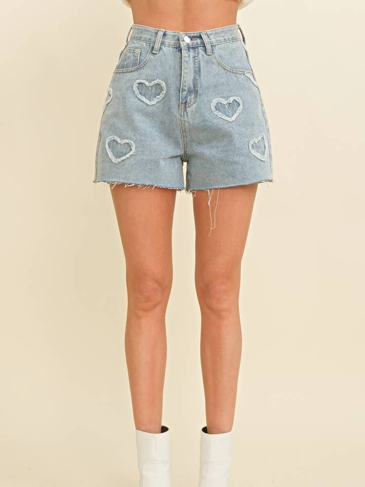 CP13307A - SHORTS IN DENIM SFRANGIATO CON RICAMO A CUORE per la vendita all'ingrosso da parte di Cloud Ten