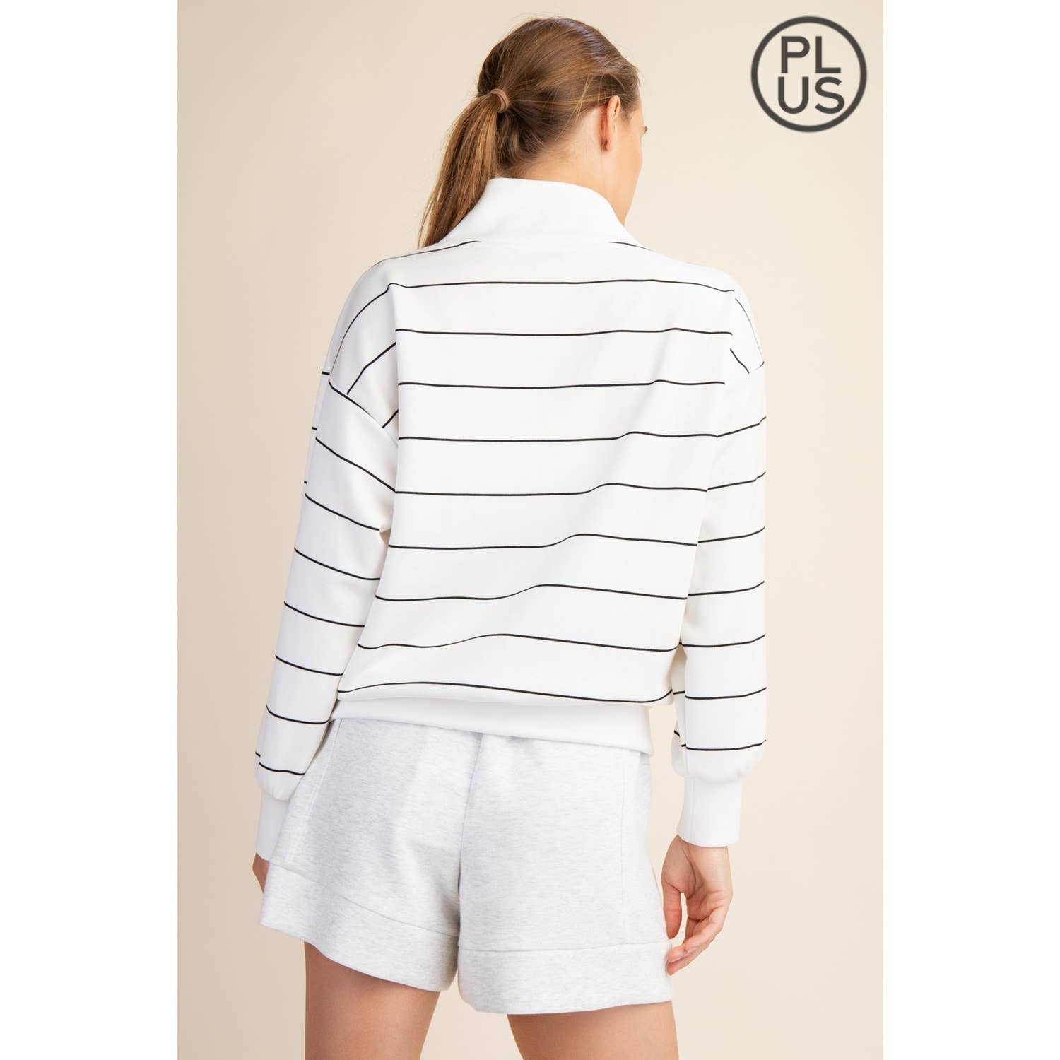 Rae Mode - Vendita all'ingrosso Felpa - Donna - GIACCA SCUBA A RIGHE IN MODAL TAGLIA FORTE CON SCOLLO A V1