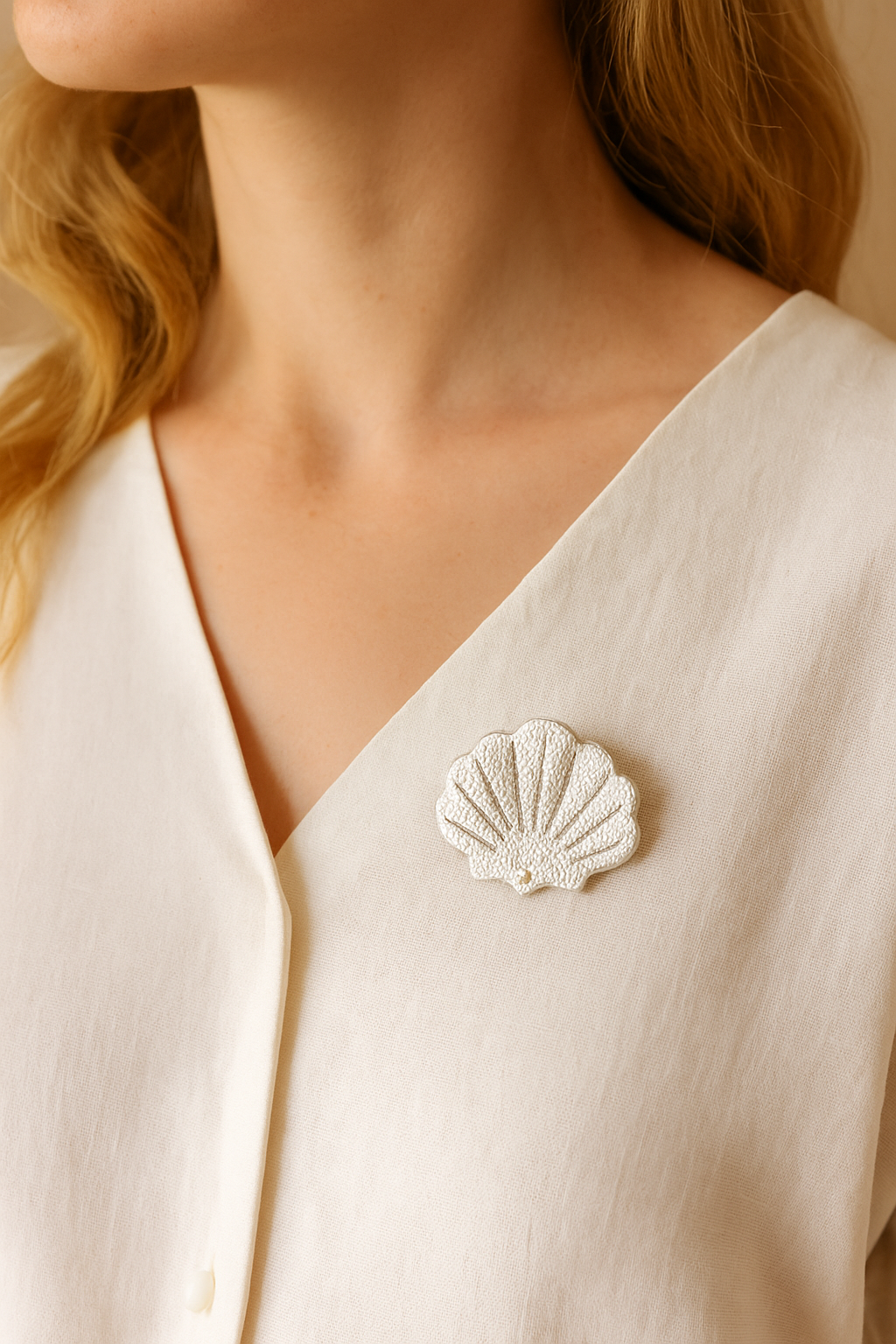 du vent dans mes valises – alfinete de lapela por atacado – Broche artesanal concha de vieira em couro reciclado2