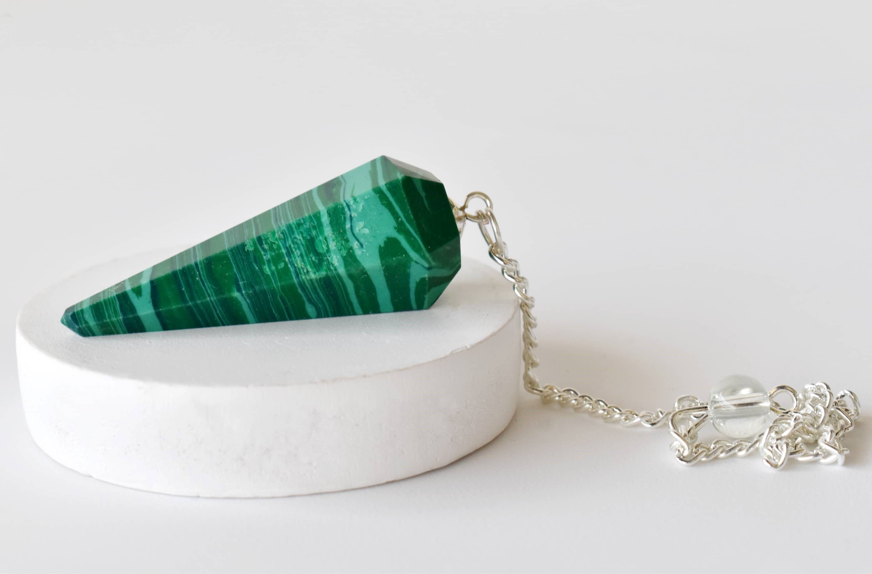 Soothing Crystals - Vendita all'ingrosso Pietra/cristallo spirituale - Lotto di 20 pezzi | Malachite sintetica | Pendolo di cristallo sfaccettato1
