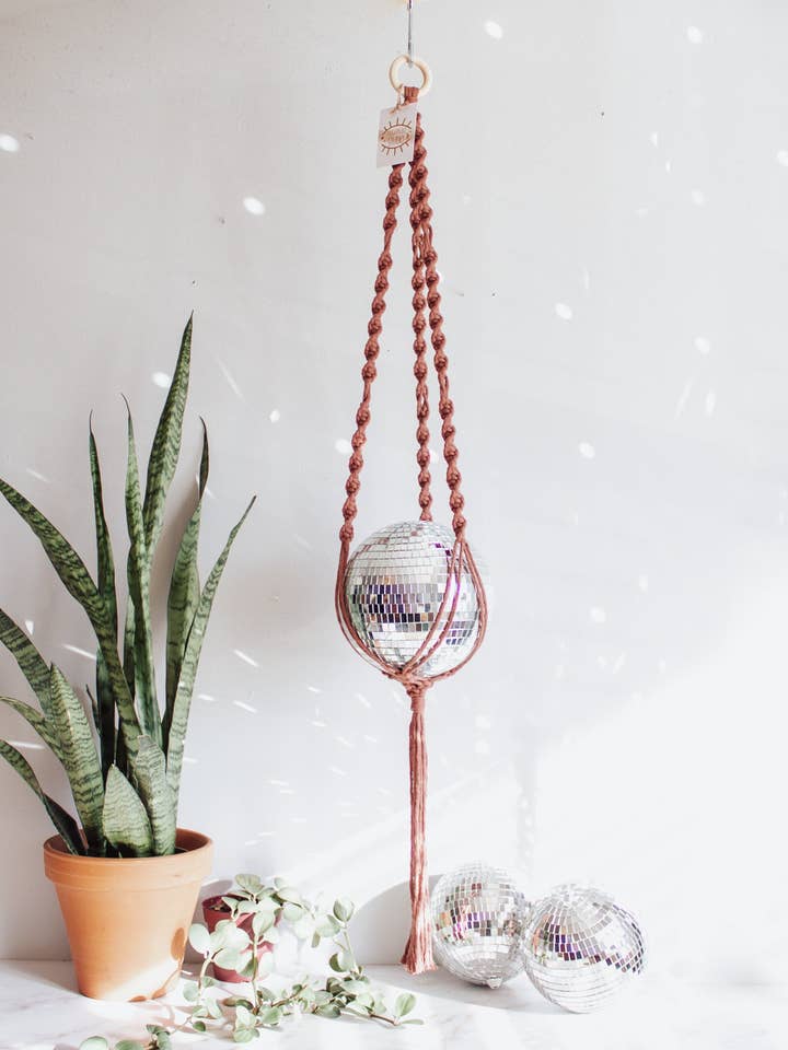 Cintre en macramé en forme de boule disco extra large, 8 pouces pour la vente par Modern Bo Studio