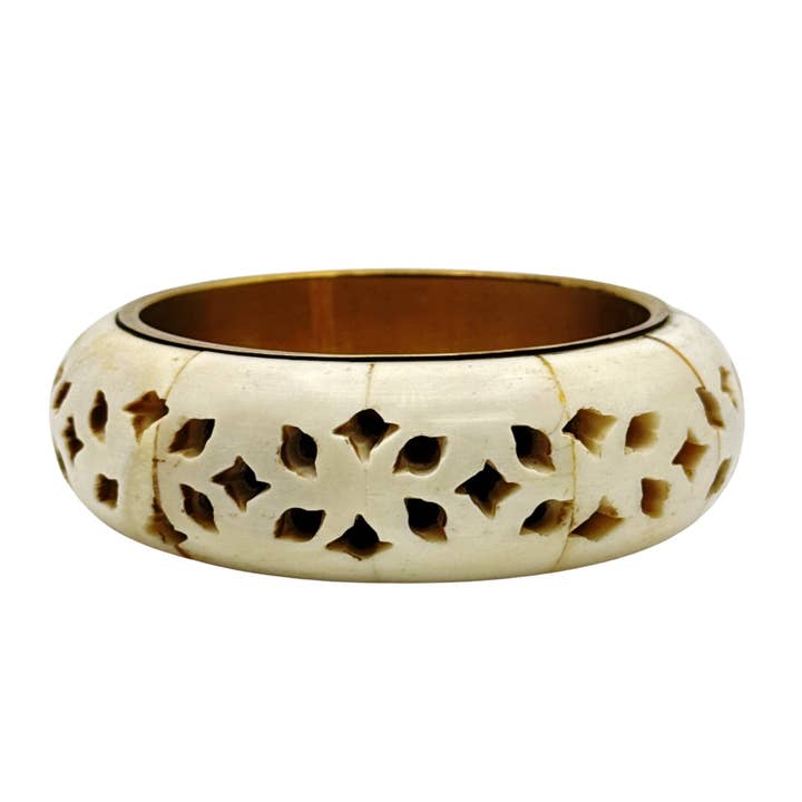 Ensemble de Bracelets en Os de Buffle Motif Sculpté Base en Laiton pour la vente par Treasure Jewelry