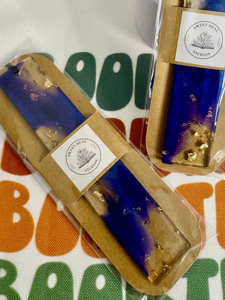Marcapáginas de Resina Azul Real y Copos de Oro para venta al por mayor de Sweet Heat Studios