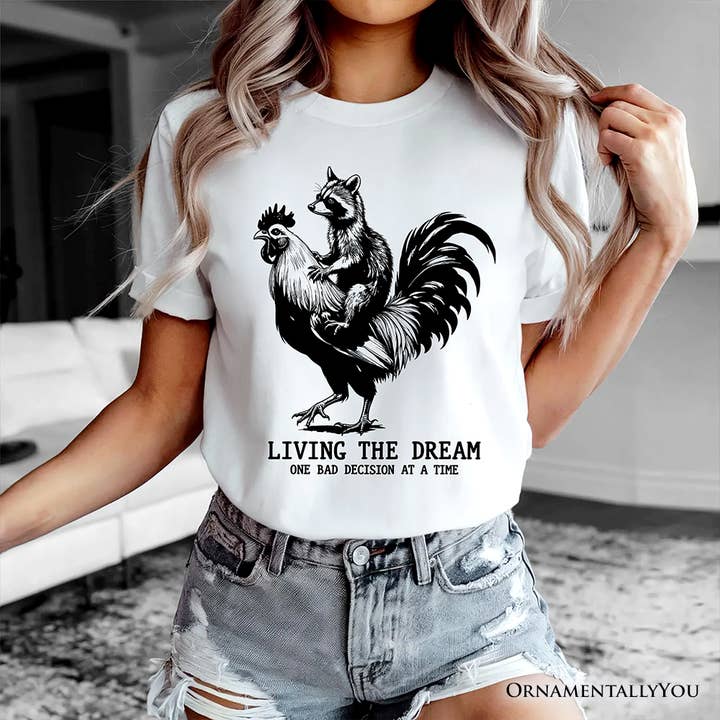 Camiseta Divertida de Gallo y Mapache Viviendo el Sueño para venta al por mayor de OrnamentallyYou