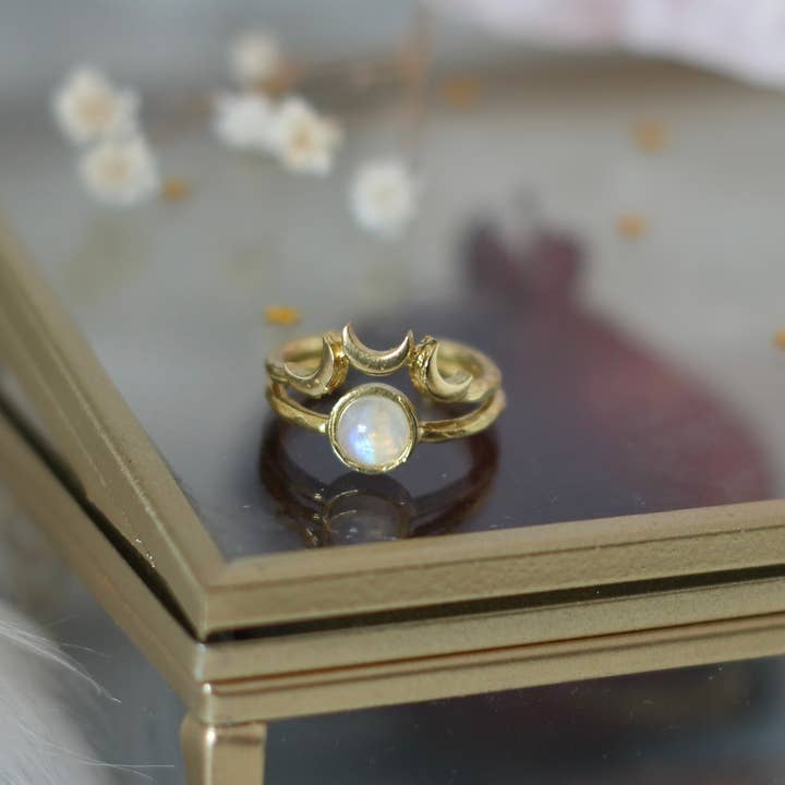 Anello tripla luna con pietra di luna, regolabile in ottone per la vendita all'ingrosso da parte di MusaLuna