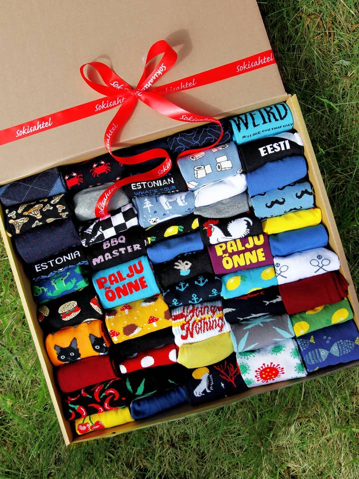 Overraskelsesgaveæske med 50 par sokker for engroshandel hos Sokisahtel I BestSockDrawer
