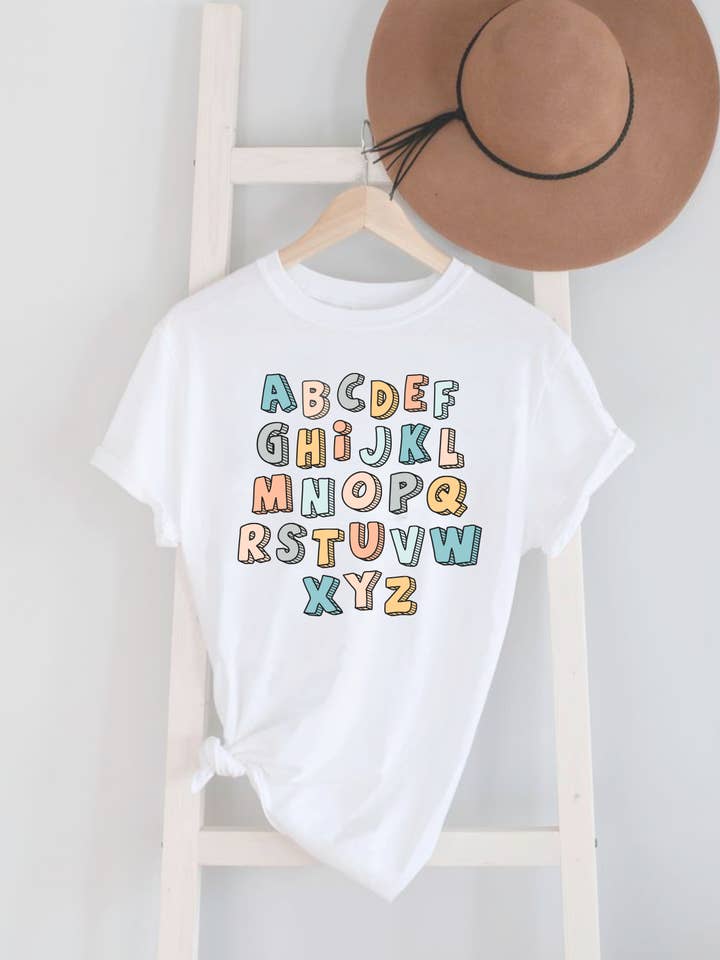 T-shirt Gráfica ABC | Professor | Outono | Regresso às Aulas por atacado de Rivals Inc. Wholesale