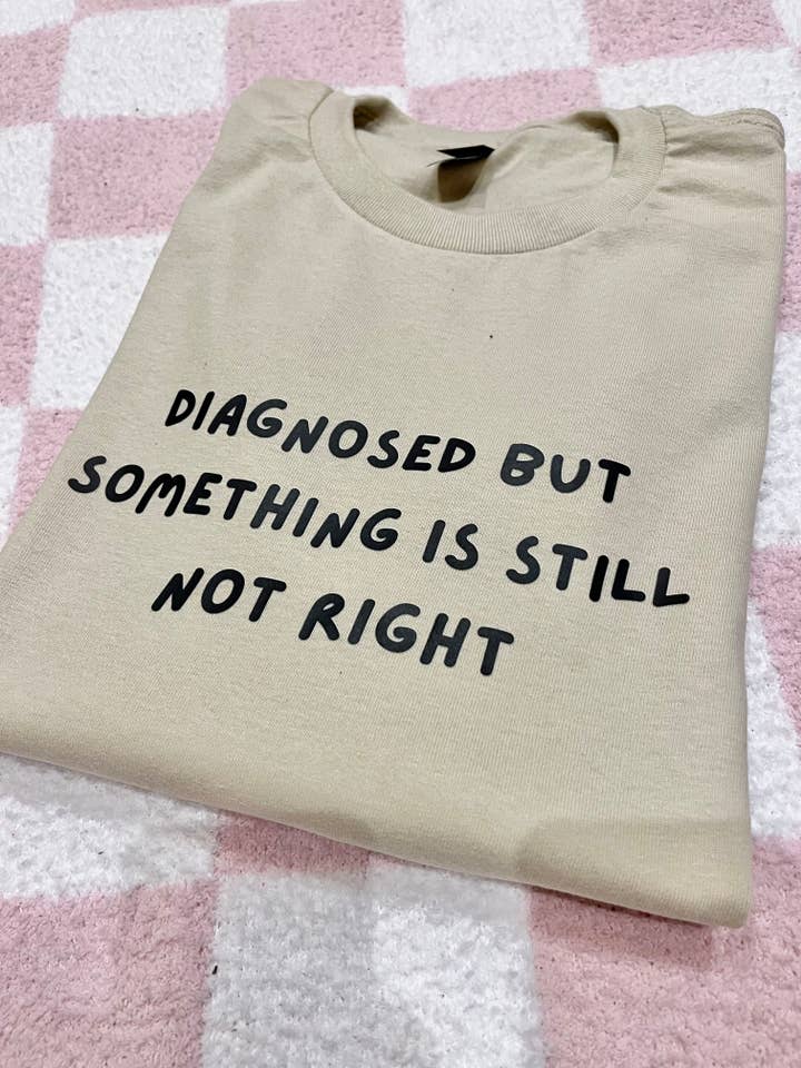 Diagnostiqué mais quelque chose ne va toujours pas T-shirt pour la vente par Mentallyunstitched