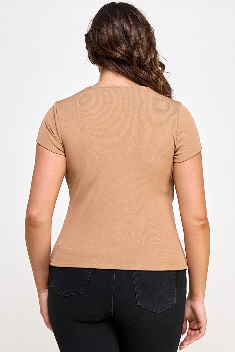 Haute Fox Plus Size & Contemporary – wholesale Stickad topp - Dam – Plus Size Asymmetrisk Utskuren Kortärmad Topp JK18676-T7