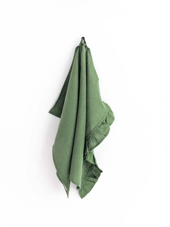 Geschirrtuch mit Rüschenbesatz in Waldgrün | Küchentuch für den Großhandel von MagicLinen (We handle U.S. import procedures for you)