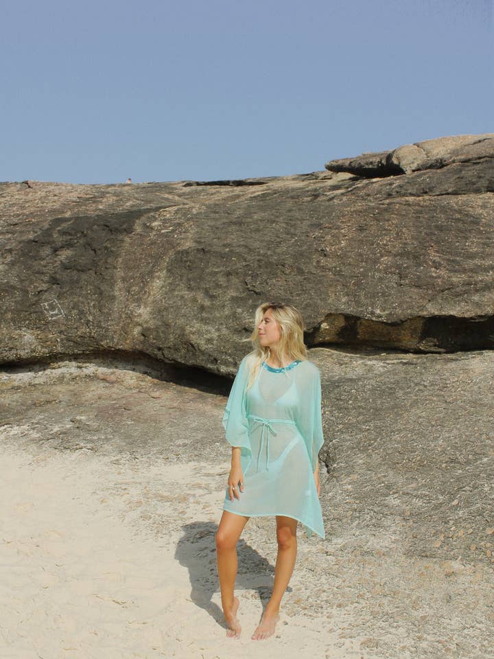 Robe de bain Aqua brodée Clara pour la vente par Kandy coast