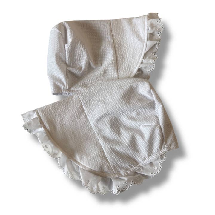 Bonnet en dentelle Angelica pour la vente par Urban Baby Bonnets