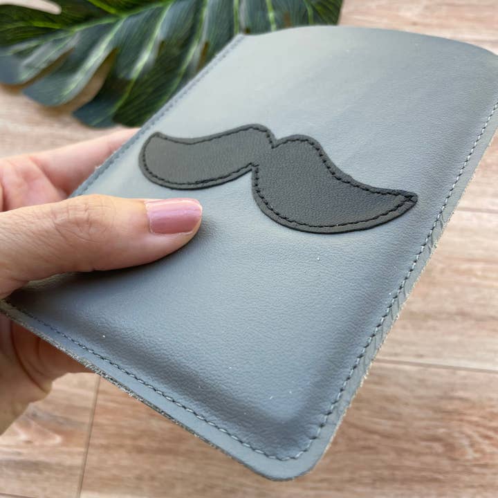Étui à passeport en cuir, gris avec motif moustache noire pour la vente par Mally Designs