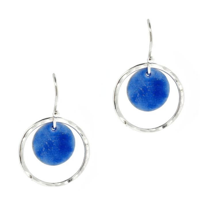 Boucles d'oreilles pendantes en forme de cercle Nebula en argent et bleu foncé pour la vente par Mijoux Creations