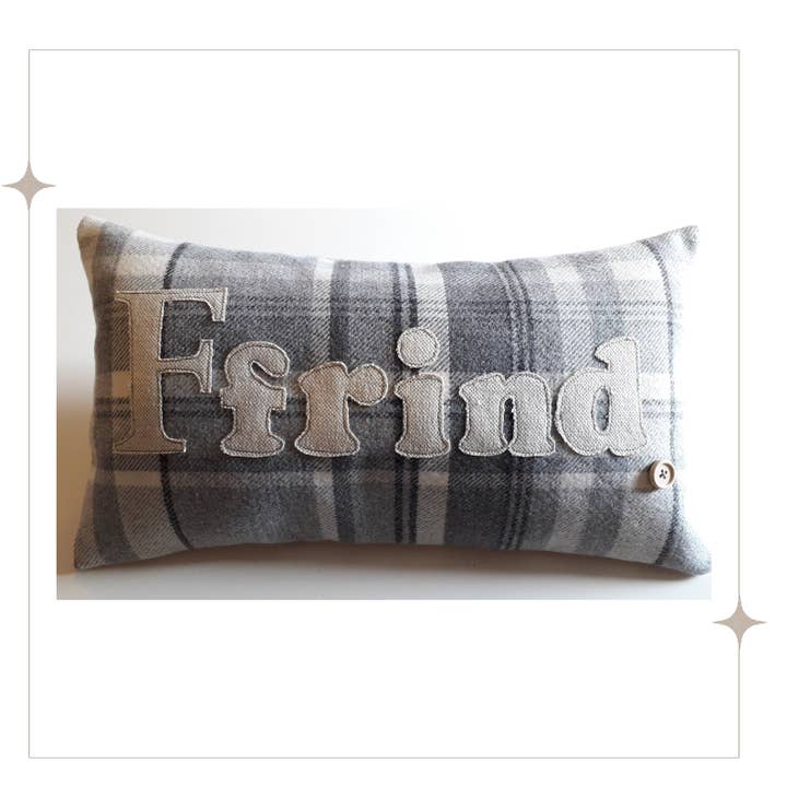 Signatur samling Ffrind/ven pude - 5 farver at vælge imellem for engroshandel hos Sweet Williams