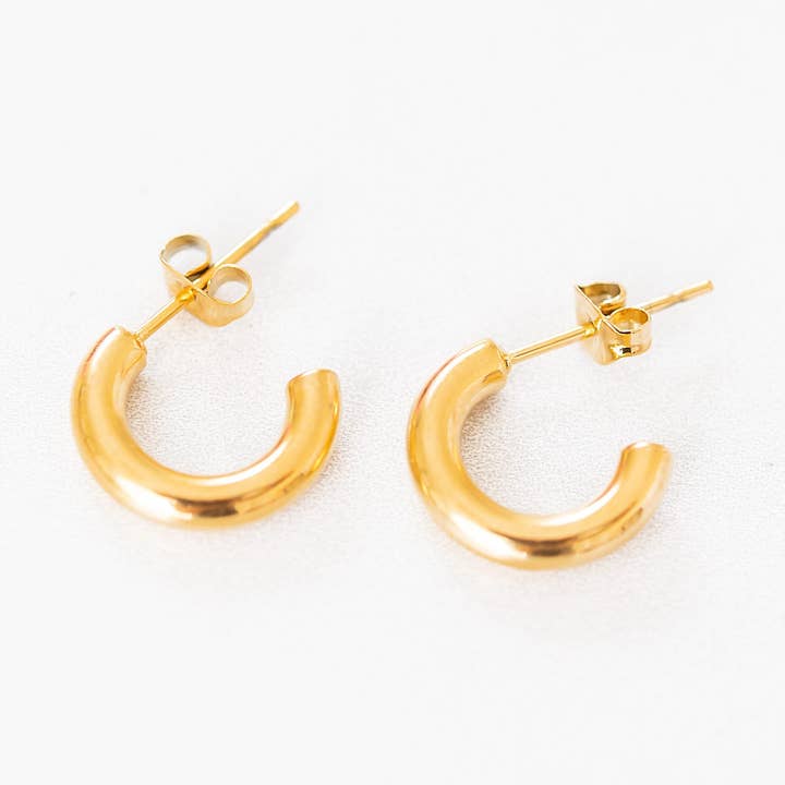 Petits créoles classiques en or pour la vente par Golden Thread