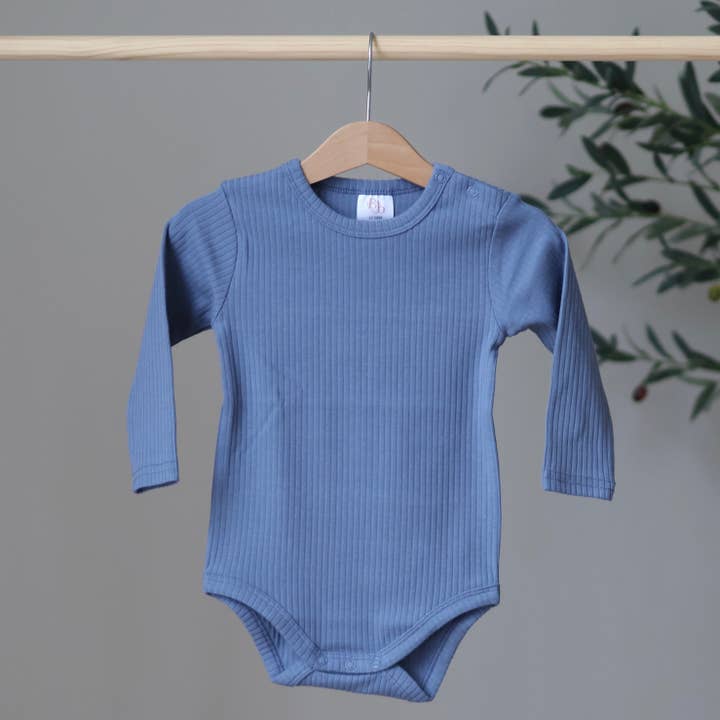 Ribgebreide Bodysuit in Periwinkle voor wholesale door Belle + Bea Basics