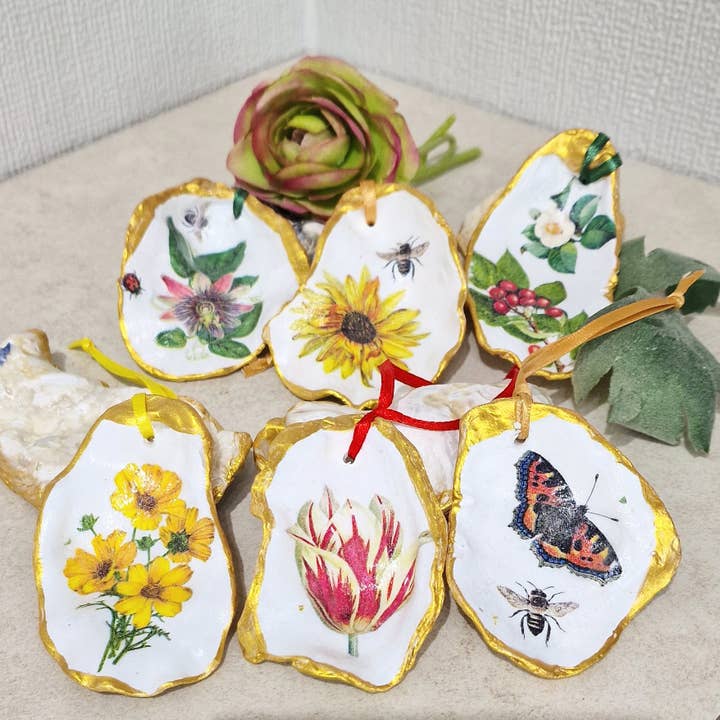 NY Botaniske blomster hængende ornament Østersskaller x 6 for engroshandel hos Bee my Oyster