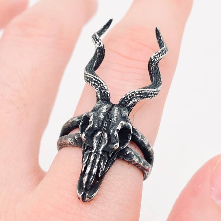 Anillo de acero inoxidable con forma de calavera de cuerno de carnero - MJ/MR para venta al por mayor de Mio Queena
