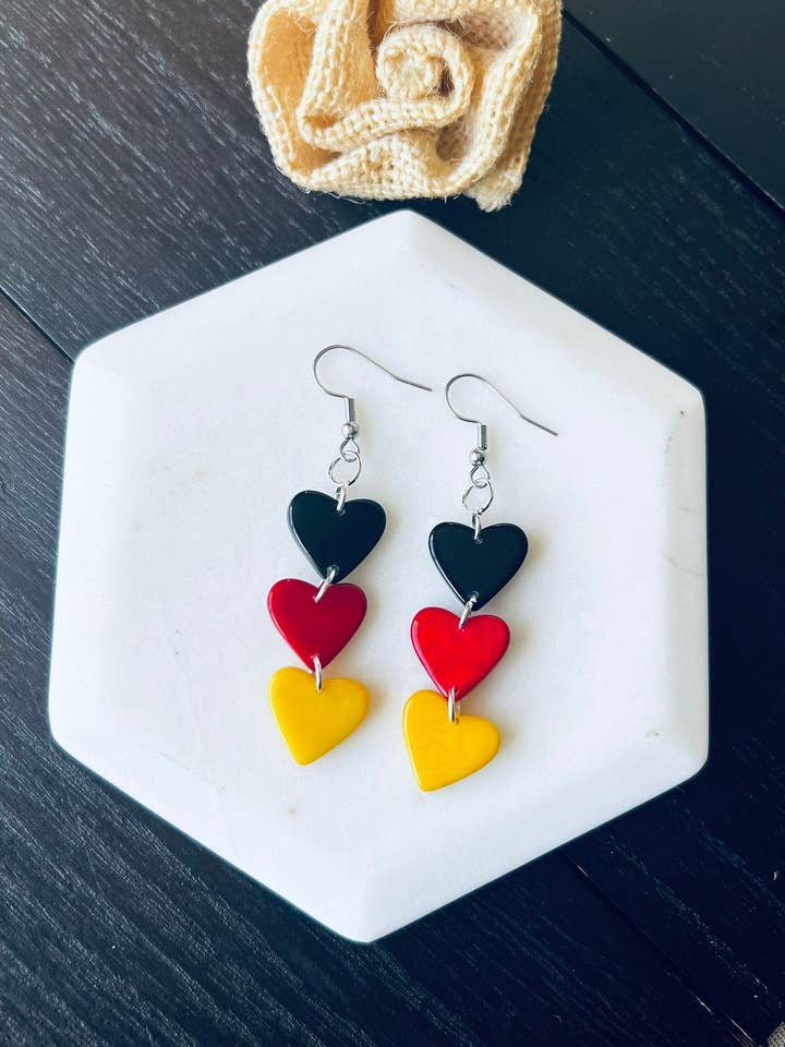 Boucles d'oreilles rouges, jaunes et noires Cœurs en tagua boucles d'oreilles longues et audacieuses Bijoux d'amour Gouttes décontractées et tendance Fierté du drapeau allemand Cadeau allemand pour la vente par Galapagos Tagua