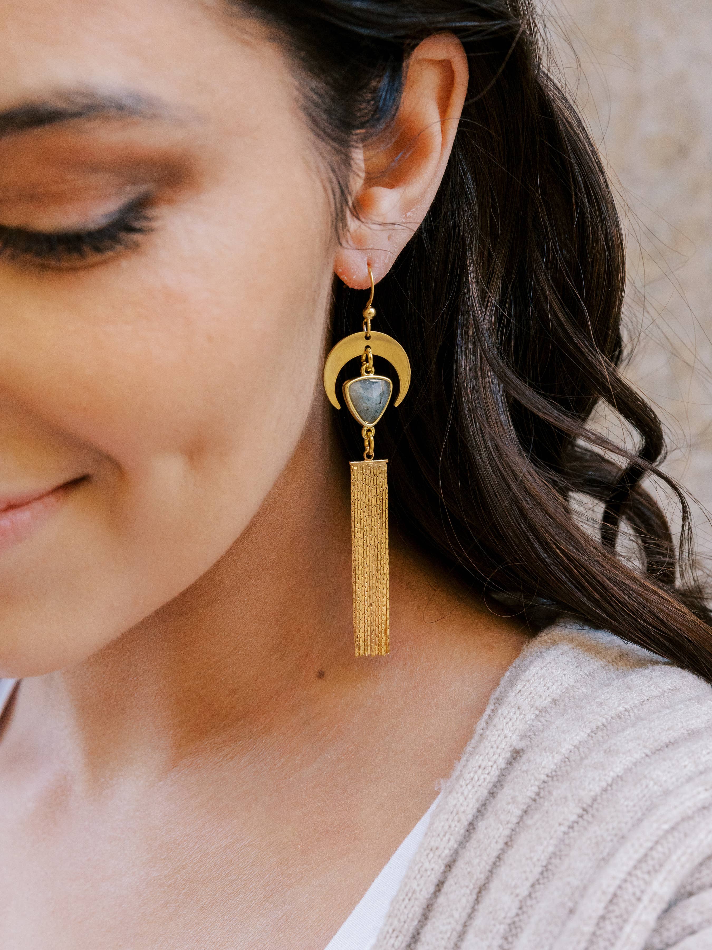 WonderLight Jewelry – wholesale Tofsörhängen – Halvmånens tofsörhängen - Labradorit/Transformation1