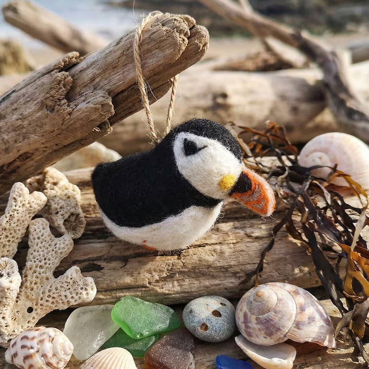 Handgemaakte Fairtrade Puffin Hangende Naald Vilten Decoratie voor wholesale door Felt So Good