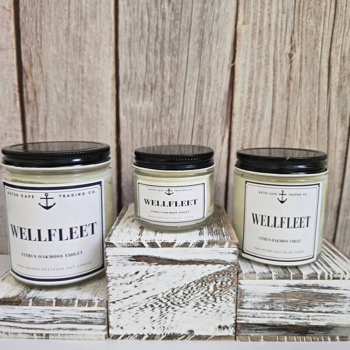 Outer Cape Trading Company – Großhandel Kerze im Glas / gefüllte Kerze – Wellfleet Cape Cod Sojawachs-Kerze mit knisterndem Holzdocht Großhandel in großen Mengen6