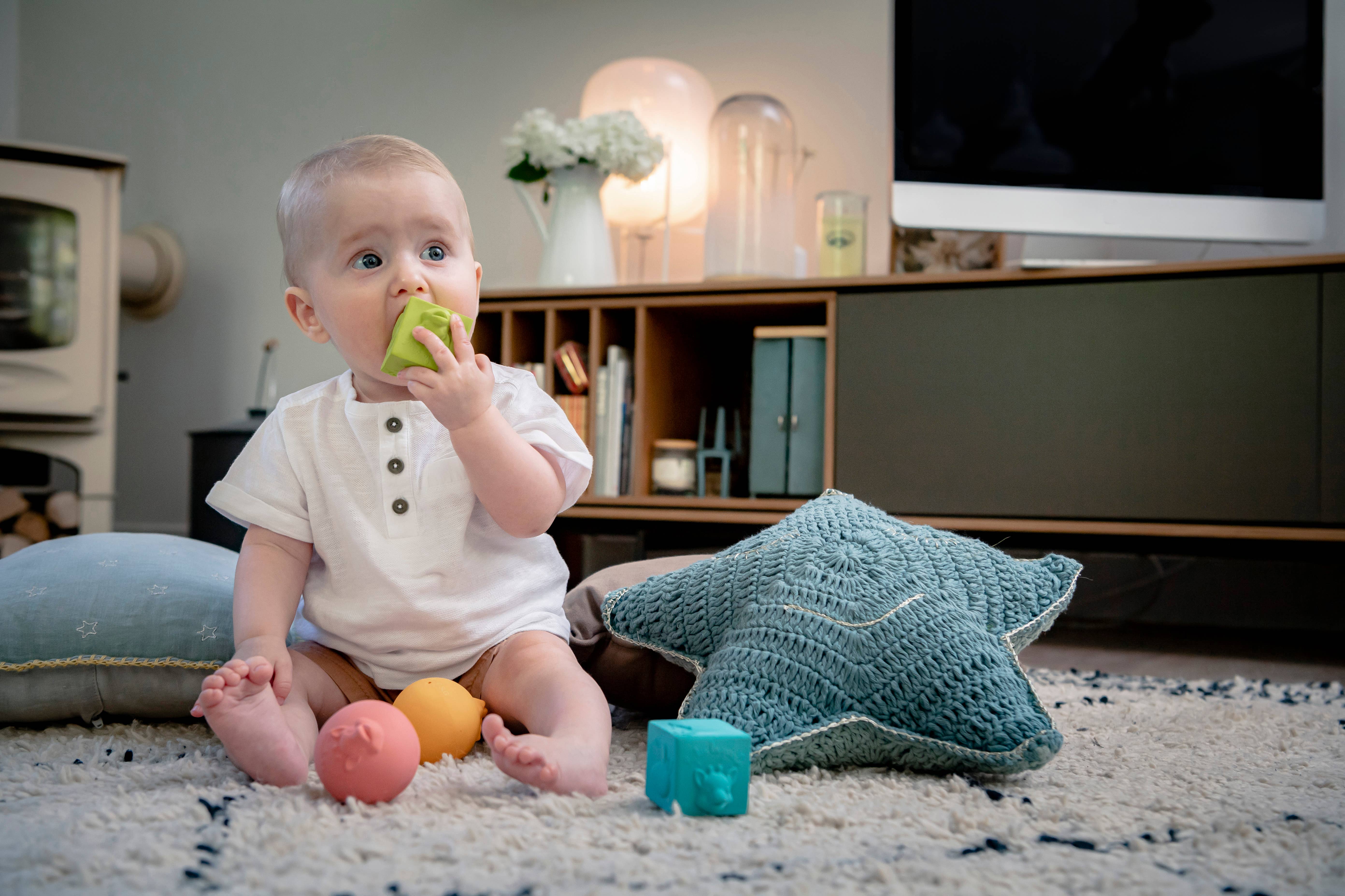 Sophie la girafe UK – wholesale Teether (not clip-on) – Baby – So' Pure Sophie La Girafe Cubes & Balls - Natural Rubber5