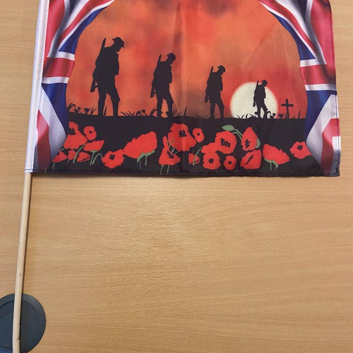 Lest We Forget 4 Soldiers 18"x12" grote handvlag (tientallen) voor wholesale door Worldwide Flags Ltd