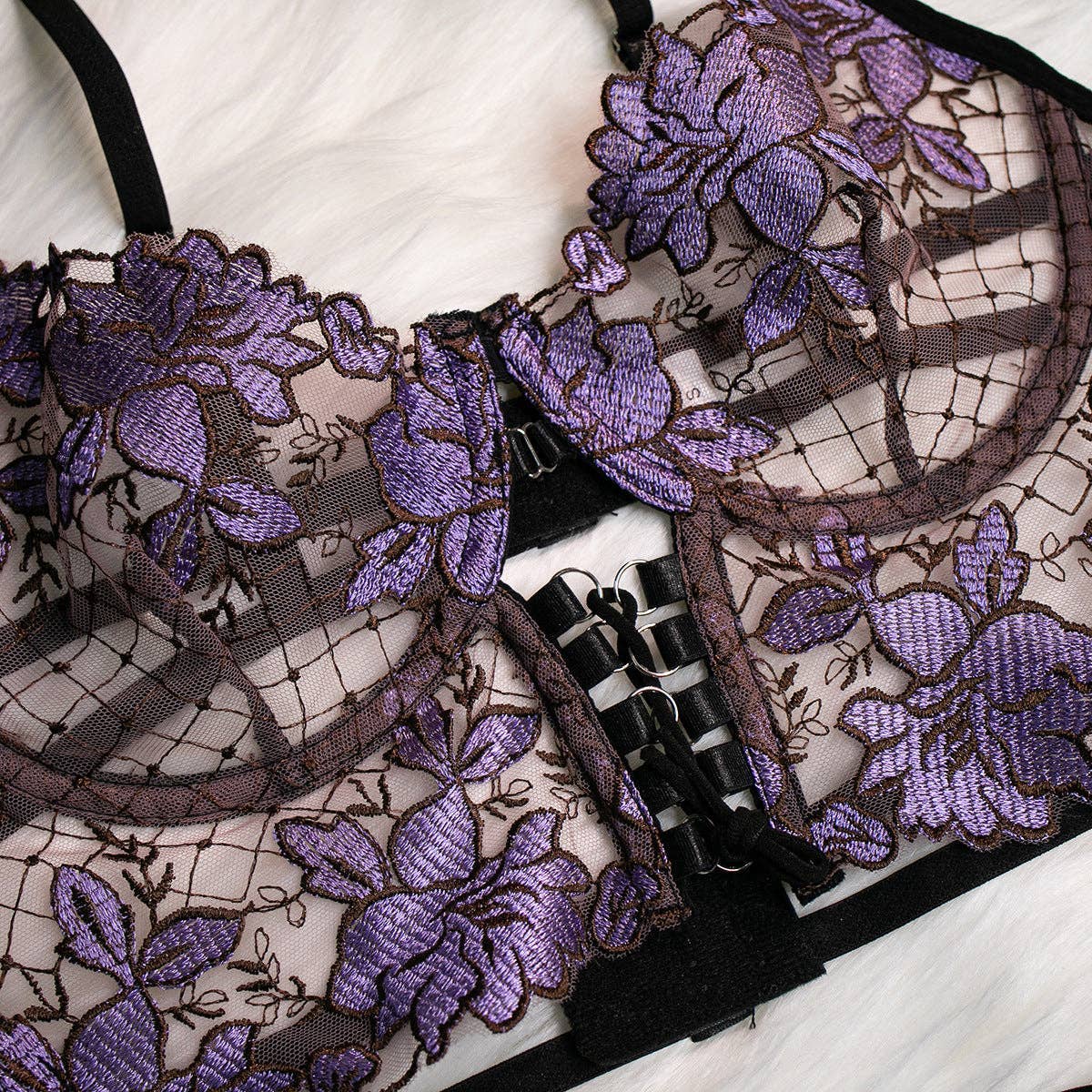 Lina Lind - Wholesale Lingerie - Dames - Sexy lingerie set met bloemenborduursel en jarretelband LL583510