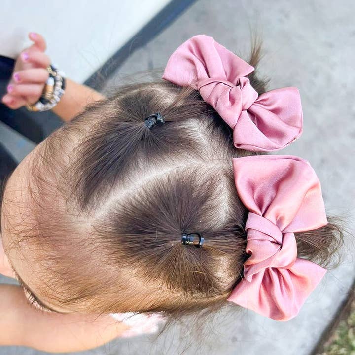 PHYLICIA | Clippees aus Satin für den Großhandel von 6Heart Collective, LLC