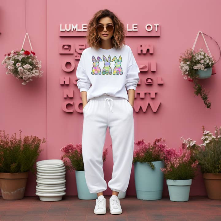 Sweat-shirt ou t-shirt aquarelle Easter Bunny Butts avec motif printanier dessiné à la main pour la vente par Simply J4 Boutique