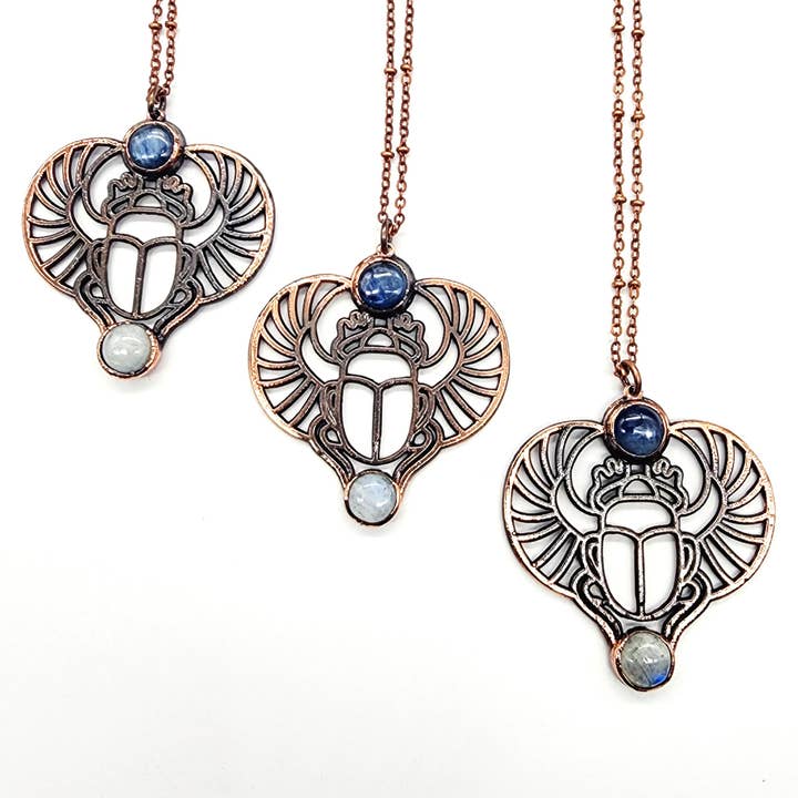 Vinger af Ra Antik Skarabæhalskæde—Kyanit & Blå Månesten for engroshandel hos MergingMetals