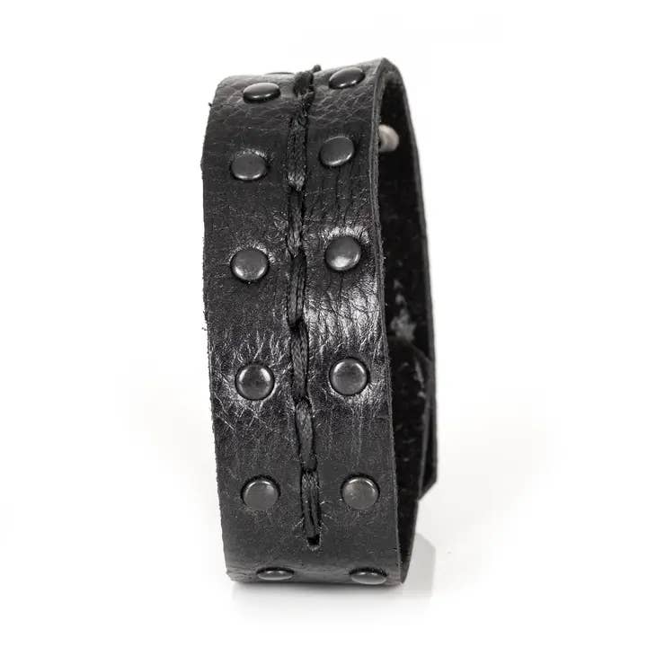 Sort læderarmbånd med nitter, håndlavet herrelæder. for engroshandel hos The Dark Men