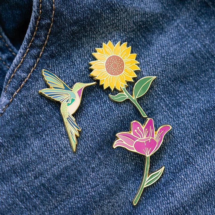 Happily Plants - Venta al por mayor Botón/prendedor - Alfiler de solapa con forma de flor de lirio rosa de HAPPY PLANTS, regalo para plantas de jardín
