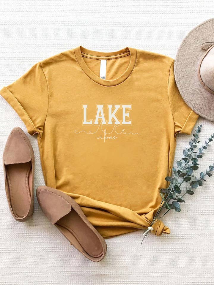 PNTS-Y4783 Lake Vibes Letters Met Golfkunst Grafisch T-Shirt voor wholesale door PINK NABI