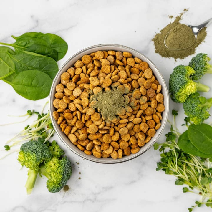 iHeartDogs.com - Vente Compléments alimentaires – chien - Super Greens : complément vitaminé, minéral et probiotique pour chiens avec spiruline, varech, thé vert, épinards, chlorelle et pousses de brocoli - 90 doses - iHeartDogs.com3