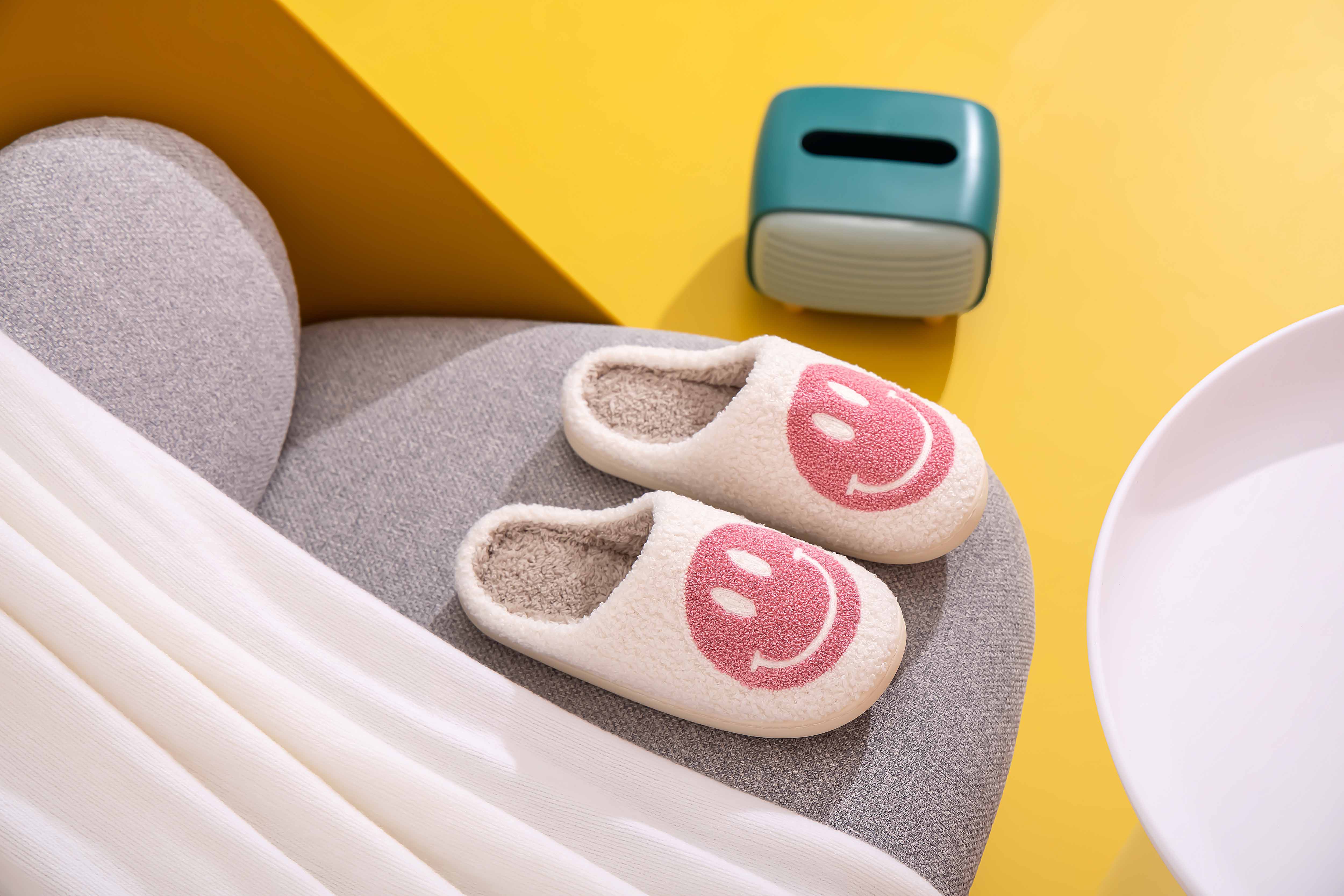 Shop Lev - Vente Chaussons – femme - Chaussons confort à semelle légère en fausse fourrure douce avec visage souriant pour adulte61