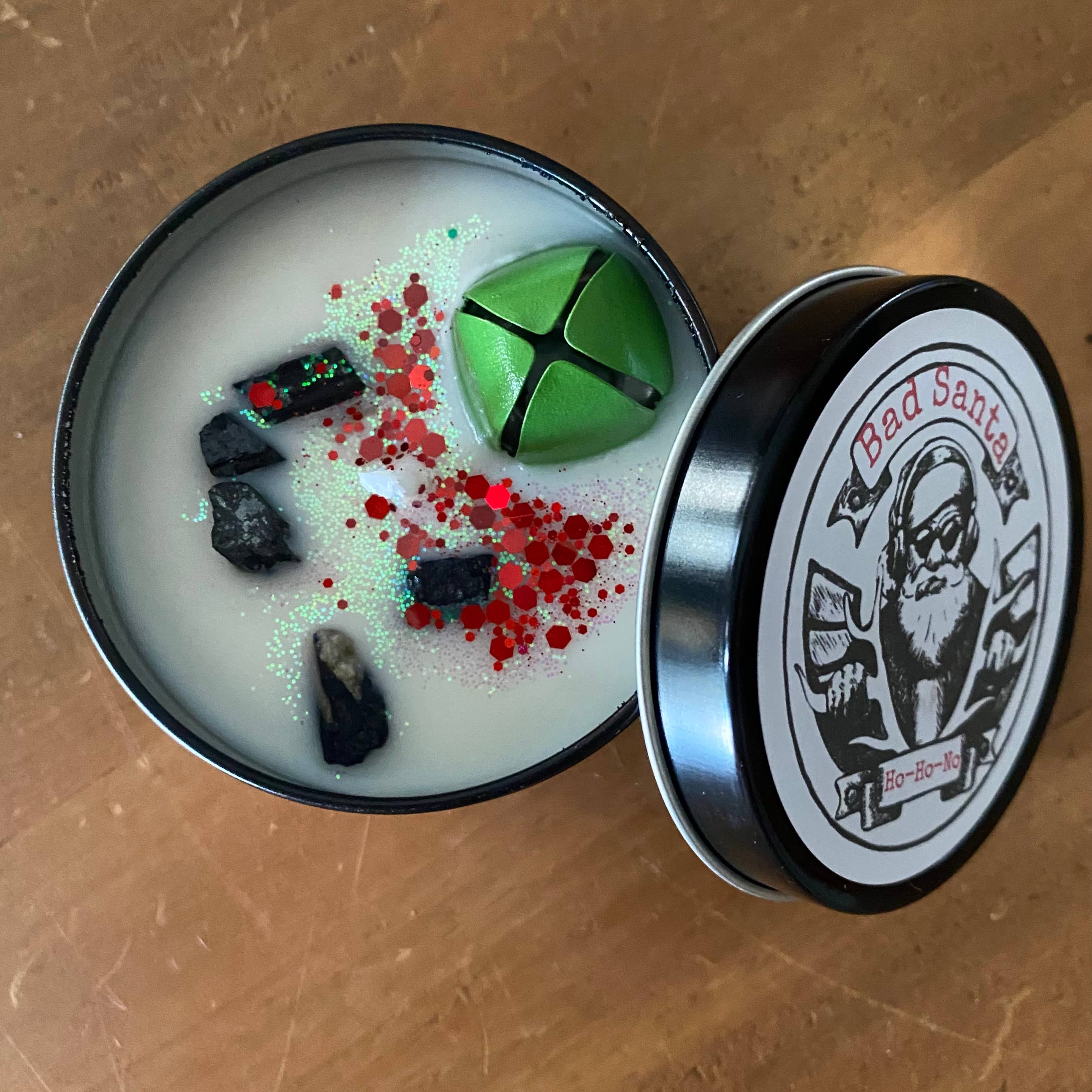 Raven’s Hearth – Großhandel Kerze im Glas / gefüllte Kerze – Bad Santa Candle | Frecher Weihnachtsduft | Vegan 7