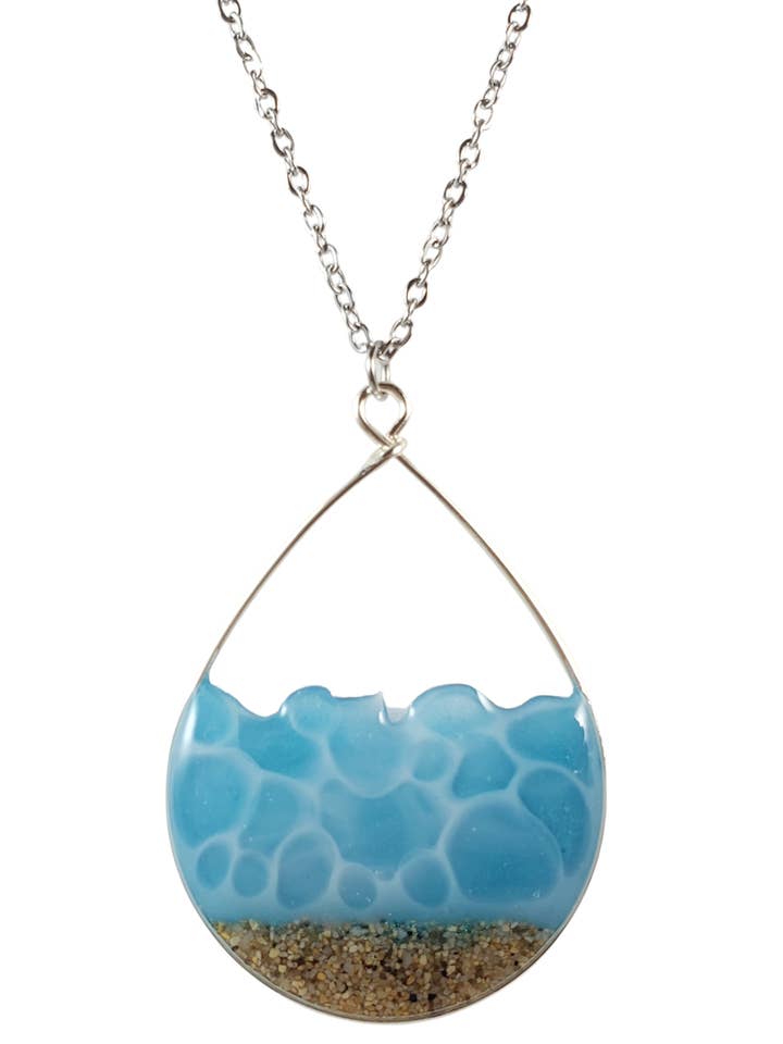 Collana con acqua e sabbia blu di mare in argento per la vendita all'ingrosso da parte di Skinny Pig Designs