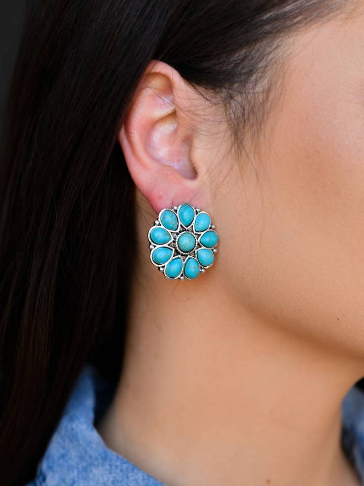 Orecchino a perno fiore in argento brunito/turchese per la vendita all'ingrosso da parte di West & Co.