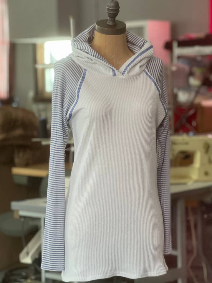 6005 - Sweat à capuche gaufré classique pour la vente par Laura Hlavac