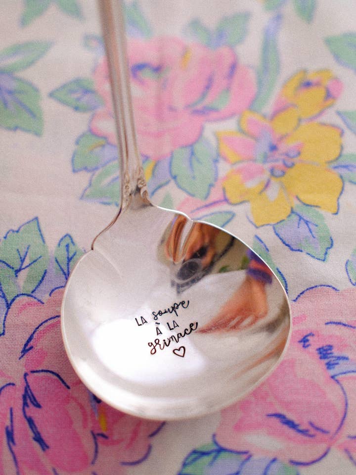 Liten vintage slev graverad med "Soppa med sura miner" för wholesale av Les Petites Cuillères De Juliette