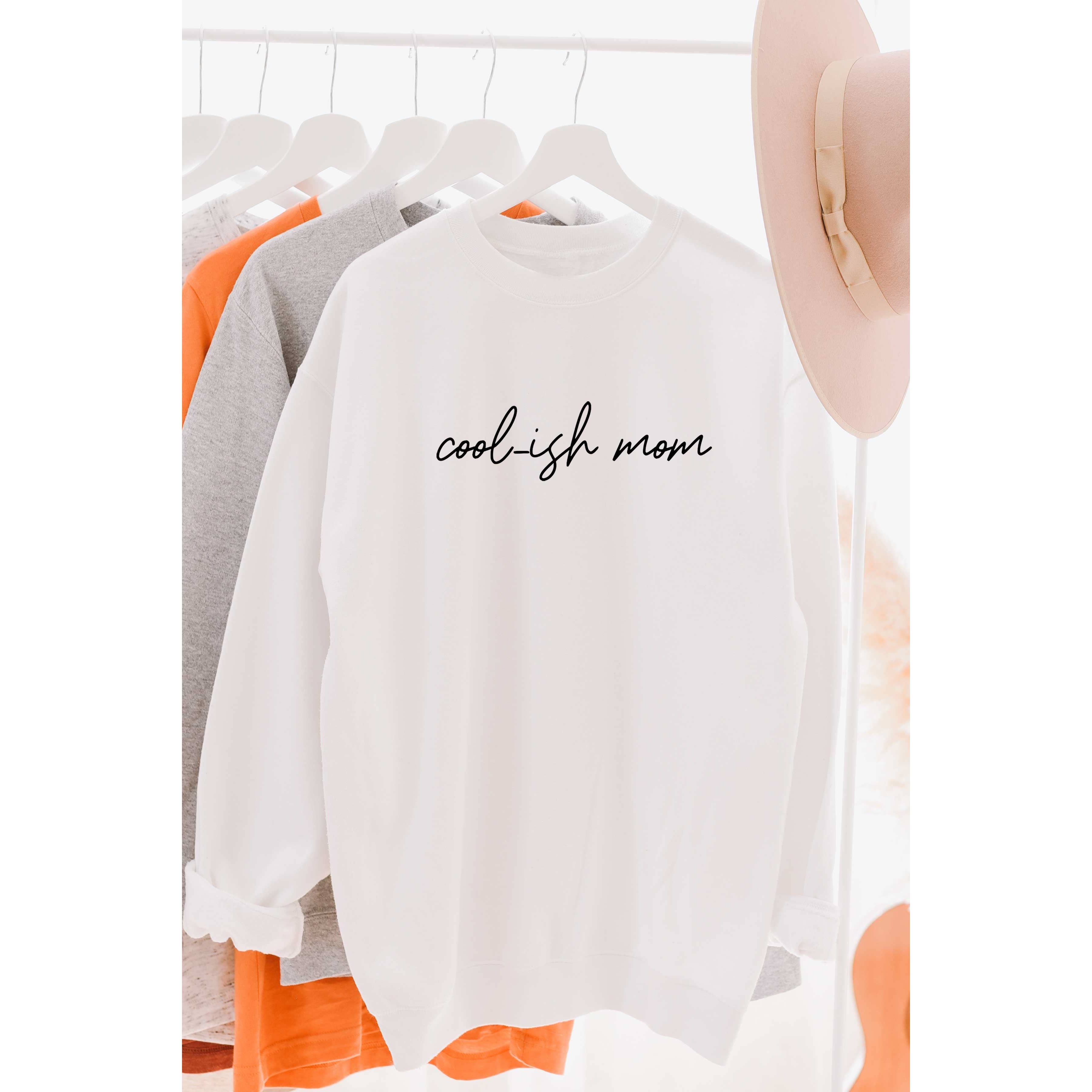 BLUME & CO. – wholesale Sweatshirt med tryck - Dam – COOL-ISH MOM Grafisk Sweatshirt0