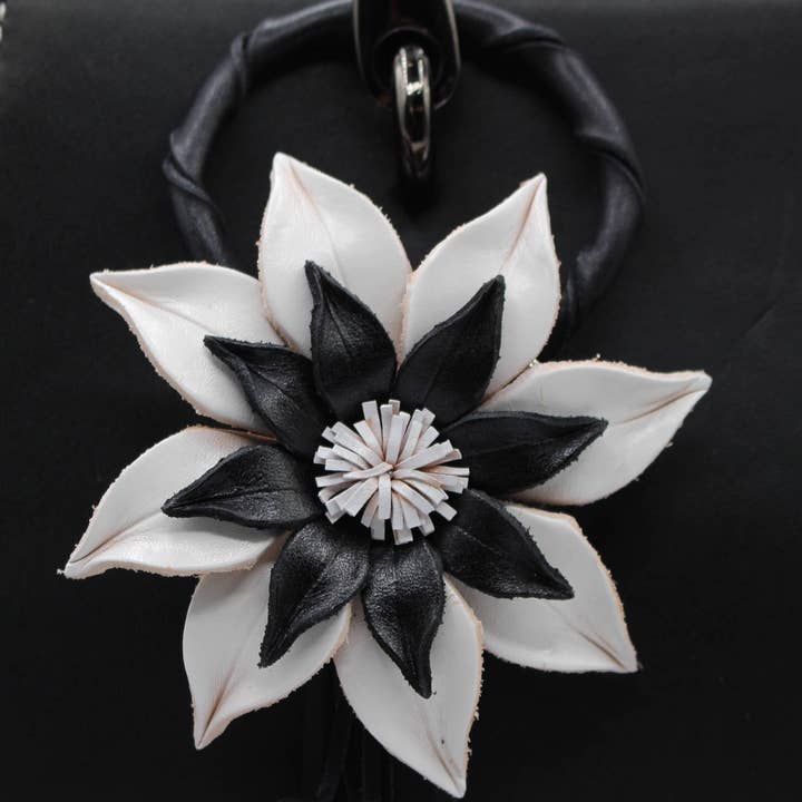 Sunflower Handmade leather inc – Engroshandel Taske krog/ophæng - Dame – Nøglering med læderblomst taskevedhæng pungvedhæng8