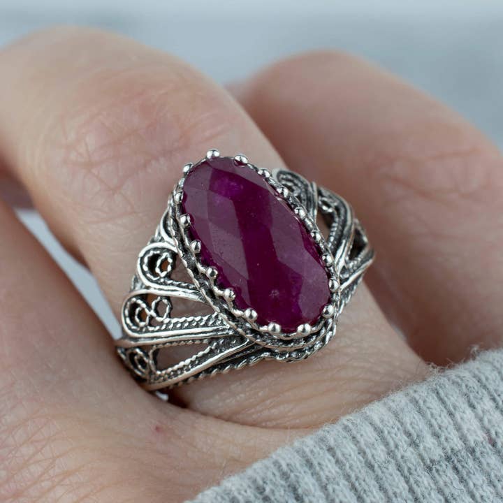 Filigranist Jewelry – wholesale Cocktail/Statement Ring – Konst Rubin Korund Ädelsten Änglavingar Kvinnor Silverring1